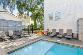 Luxe 3BR sur Carondelet par Hosteeva - Image 5