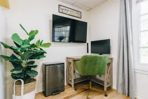 The Little Lemon Studio | King Bed | Office Space | Walk to Winthrop - Image 3