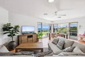 Oceanside Apartment with Views of Yaroomba Beach - Image 2