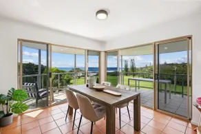Oceanside Apartment with Views of Yaroomba Beach - Image 4