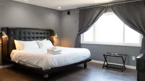 Hillside Villa With Views! 2bd/3ba - King Suite - Image 5