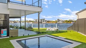 Opulent Canal-Front Retreat - Image 4