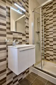 Off the Strand, Modern 3-bedroom Apartment - Image 5