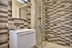 Off the Strand, Modern 3-bedroom Apartment - Image 4