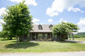 Working ranch, 12 beds,180 acres on private lake - Image 2