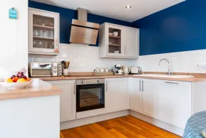 Coastal Cottage, Garden, Parking + Walk to Beach - Image 5