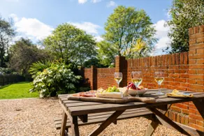 Coastal Cottage, Garden, Parking + Walk to Beach - Image 2