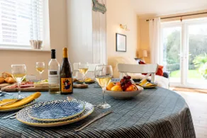 Coastal Cottage, Garden, Parking + Walk to Beach - Image 3