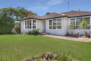 Scenic Serenity Large Family Home in Geelong - Image 2
