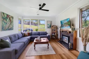 Scenic Serenity Large Family Home in Geelong - Image 4
