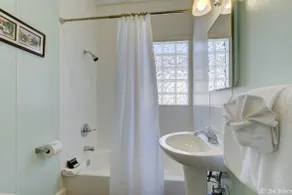 Unit 16*Deluxe King Bedroom, Kitchenette, Wifi, Tv - Image 4