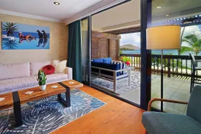 Unidad de esquina con vistas despejadas de Sapphire Beach, que está a pocos pasos ... - Image 2