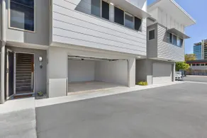 Spacious 3BR Townhouse•Pet Friendly•Shops Nearby - Image 4