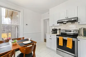 Cozy Gem in the Heart of East Rock with FREE Parking near Yale and DT - Image 4