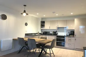 Estuary View, Central Stay with Parking - Image 4
