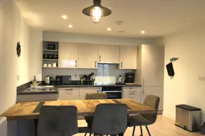 Estuary View, Central Stay with Parking - Image 3