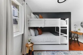 The Blue Bungalow - 4 beds And 7 Mins To Broadway! - Image 3