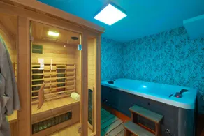 Villa Dovecote with Private Sauna, Jacuzzi & Gym - Image 2