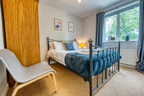 Heather Apt | 3 bedrooms | Sleeps 6 | Southam Centre |Close to HS2 Coventry, Rugby & M40 | Inspire Homes - Image 3