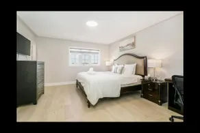 Premium 4BR Home near Wonderland & Vaughan Mills - Image 3