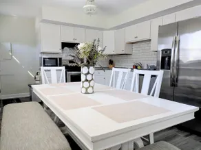 Seahorse Ranch, King bed, Two blocks from Beach - Image 3