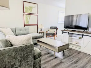 Seahorse Ranch, King bed, Two blocks from Beach - Image 5