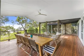 Surf Gums + Ocean Views + Sleeps 9 + Renovated - Image 2