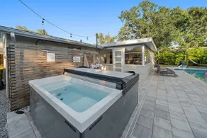 The Wisteria Oasis With heated pool and hot tub - Image 4