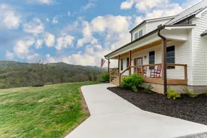Modern Mountain Farmhouse on 2.5 Acres - Image 5