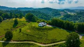 Modern Mountain Farmhouse on 2.5 Acres - Image 4