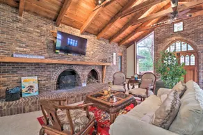 Grand Valrico Home w/ Deck, Fire Pit & Yard! - Image 4