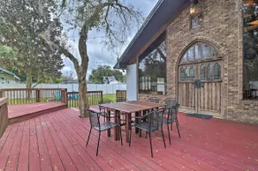 Grand Valrico Home w/ Deck, Fire Pit & Yard! - Image 2