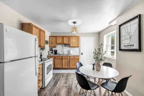 Newly renovated, walking distance to everything! - Image 4