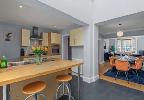 The Townhouse By My Getaways Free Parking - Image 4