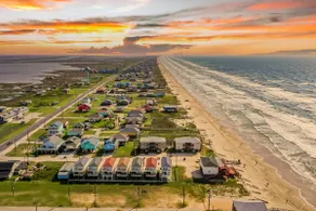 Walk to Shore & Eats: Surfside Beach House - Image 5