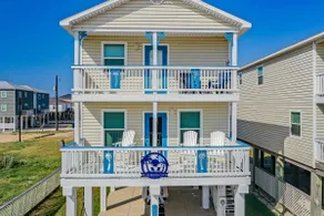 Walk to Shore & Eats: Surfside Beach House - Image 4