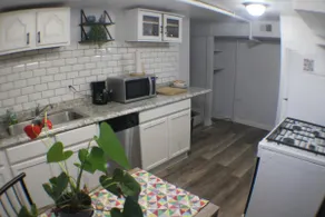 California Ave Quarters - Modern 1BR - EZ Parking - Image 3