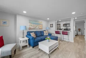 Waterfront Deluxe 1 Bedroom Condo Downtown Ch'town - Image 5