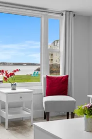 Waterfront Deluxe 1 Bedroom Condo Downtown Ch'town - Image 2