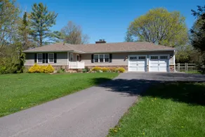 Well Appointed 3 Bed/2 Bath Pet Friendly Ranch Close to Village/Lake - Image 2