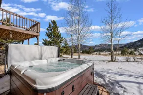 Lily Mountain Lodge - Amazing Mountains Views, Private Hot Tub, Great Location - Image 3