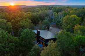 Retreat w/ Hot Tub,Forest Views &Pet Friendly Stay - Image 4