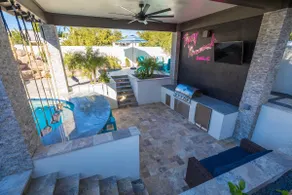 Paradise Pool~ Waterslide, Splash Pad, Swim Up Bar, Putt & More - Image 2