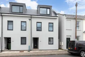 Modern 4 Bedroom 4 Bathroom Home in Cheltenham - Image 3