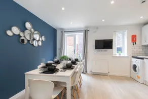 Modern 4 Bedroom 4 Bathroom Home in Cheltenham - Image 5