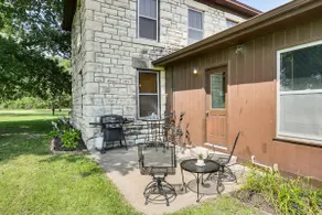 Pet-Friendly Home: Grill & Fire Pit in Manhattan - Image 2