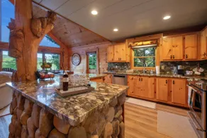Luxury Mountain View Cabin with Jacuzzi - Image 4