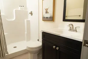 Stylish 1BR near brews & downtown - Image 3