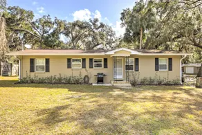 < 1 Mi to Lake Weir: Quiet Summerfield Getaway - Image 2