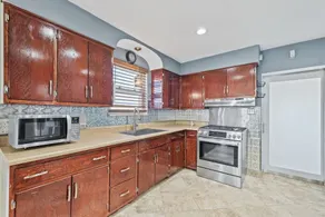 Spacious 2/1 w/large yard only 20 min to STL Arch - Image 2
